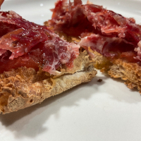 TOSTA CON VIRUTAS DE JAMÓN 
